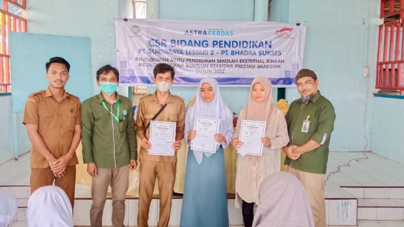 PT Surya Raya Lestari 2 berikan beasiswa prestasi akademik program CSR bidang pendidikan yang dikemas dalam Astra Cerdas di Kabupaten Mamuju Tengah, Sulawesi Barat.