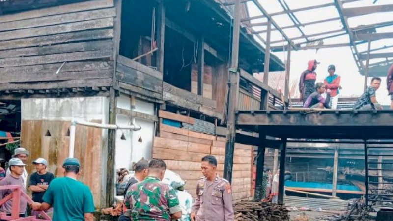 Rumah panggung terbakar di Dusun Wattang, Desa Leppangeng, Kecamatan Belawa, Kabupaten Wajo, Sulawesi Selatan, Kamis (17/11/2022) pagi.