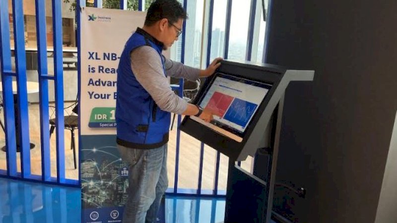 Head New Ventures & Technology Incubation XL Axiata, Novi Arian, melakukan pengecekan layanan Xinergis di fasilitas IoT Hub Innovation di Gedung XL Axiata Tower, Jakarta, awal pekan ini. (Foto: XL Axiata)