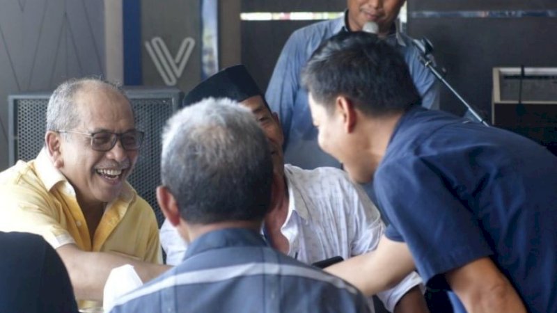 Ilham Arief Sirajuddin (IAS) berbaur dengan  tokoh masyarakat setempat di Cafe Custom, Kecamatan Sukamaju, Kabupaten Luwu Utara (Lutra), Jumat (18/11/2022).