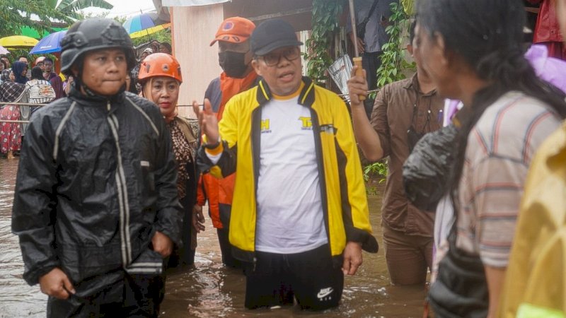 Wali Kota Parepare, Taufan Pawe, saat memantau banjir di salah satu titik di Kota Parepare, Jumat (18/11/2022).
