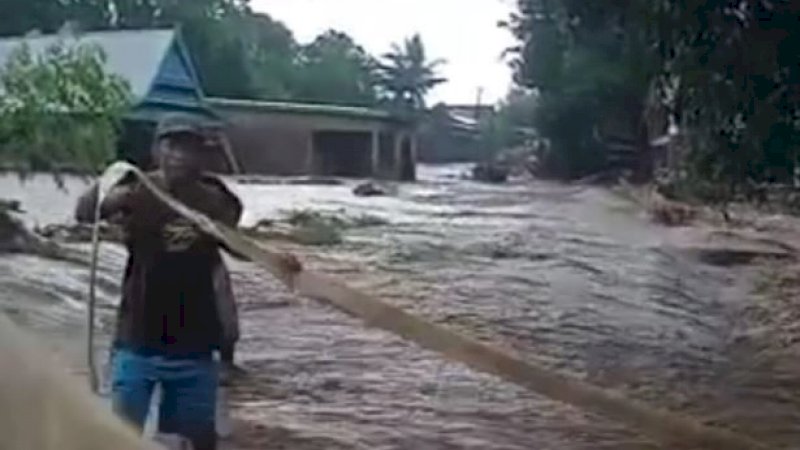 Salah satu titik banjir akibat tingginya intensitas hujan di Kabupaten Jeneponto, Jumat (18/11/2022).
