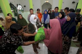 Kunjungi Warga Terdampak Banjir di Manggala, Ketua TP PKK Kota Makassar Beri Bantuan