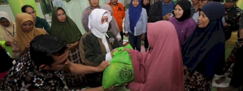Kunjungi Warga Terdampak Banjir di Manggala, Ketua TP PKK Kota Makassar Beri Bantuan