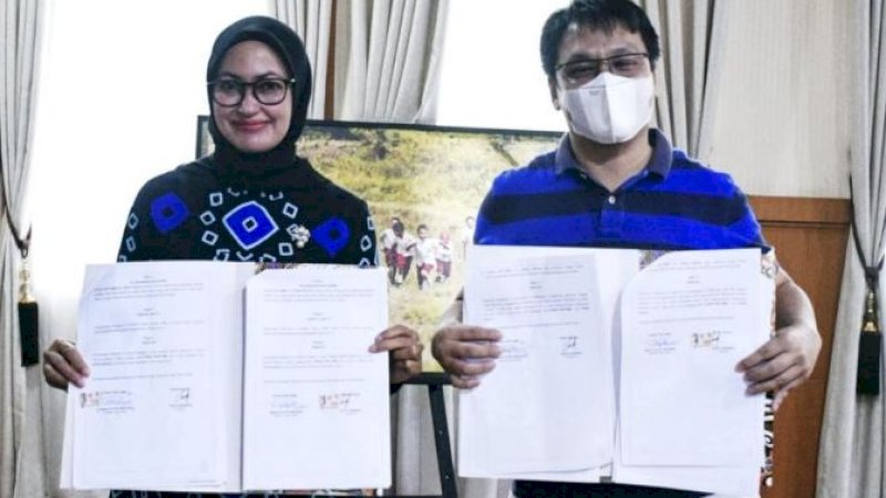 Bupati Luwu Utara, Indah Putri Indriani (kiri), bersama Komisaris PT Agro Mandiri Globalindo, Rudi Chandra, memperlihatkan nota kesepahaman tentang pengelolaan sampah.