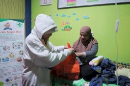 Pasien Puskesmas Bojo Dievakuasi dari Banjir, Ketua PKK Barru Bawa Selimut