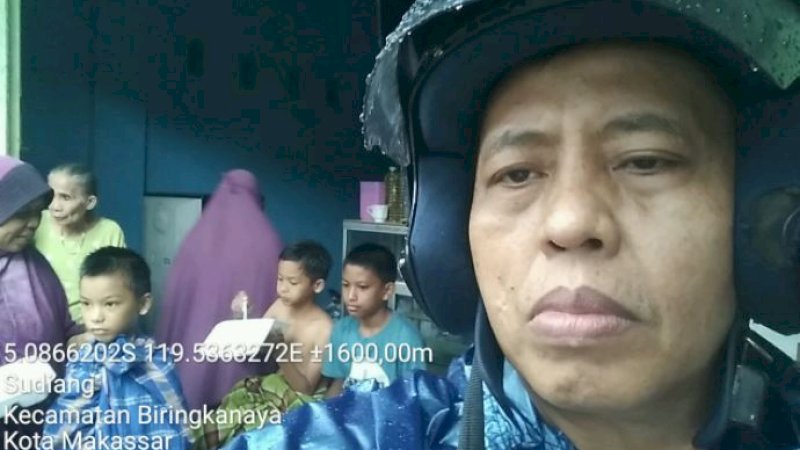 Bocah yang hanyut terbawa arus banjir di Green Sudiang Residence, Kecamatan Biringkanaya, diselamatkan personel Pasukan Penindakan Anti Kotor (Pakandatto) sektor Kecamatan Biringkanaya.