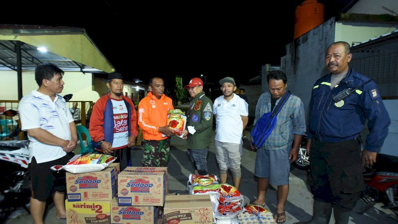Direktur Utama PDAM Makassar, Beni Iskandar didampingi Direktur Limbah, Aimand Adnan memberikan bantuan sembako kepada korban banjir di kecamatan Biringkanya, (18/11/22).