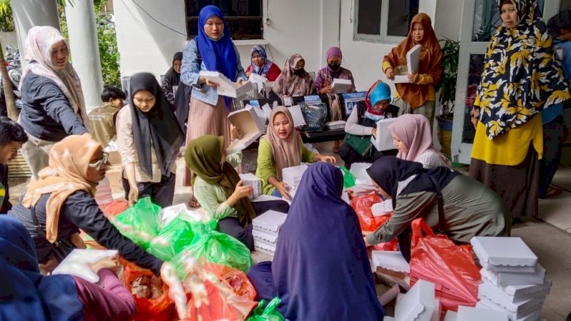 Melalui Dinas Sosial (Dinsos), Pemkot Makassar akan mendirikan dapur umum dan pendistribusian makanan ke lokasi pengungsian.