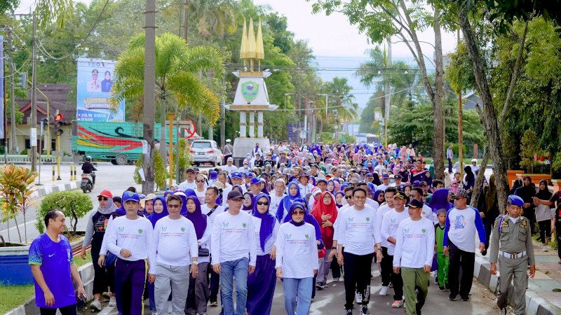 Meriah, Jalan Sehat dan Senam Massal Hari Kesehatan Nasional di Barru