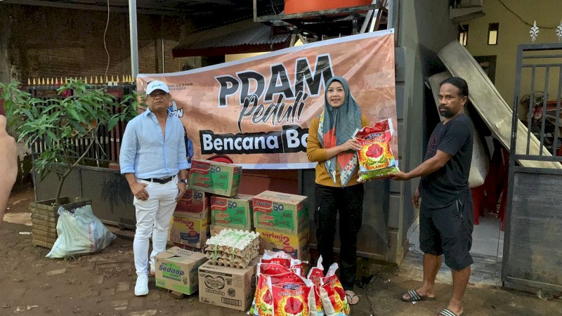 Direksi PDAM Makassar saat memberikan bantun kepada korban terdampak banjir  di sudiang. 