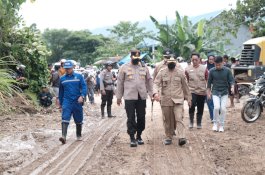 Mensos Pantau Titik Longsor di Parangloe Gowa