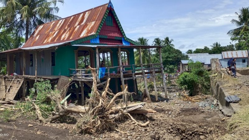 Pemprov Sulsel Salurkan Bantuan 1 Ton Beras Untuk Korban Banjir di Jeneponto