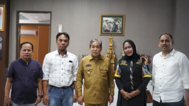 Bupati Sidrap, Dollah Mando (tengah), saat menerima kunjungan pengurus Ikatan Kekerabatan Masyarakat (IKM) dan Ikatan Sarjana Asal (ISA), di ruang kerjanya, Kantor Bupati Sidrap, Selasa (22/11/2022).