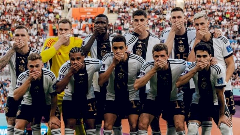 Tim nasional Jerman menutup mulut mereka selama foto tim sebelum pertandingan Piala Dunia 2022 melawan Jepang, Rabu (23/11/2022). (Foto: Twitter/@DFB_Team_EN)