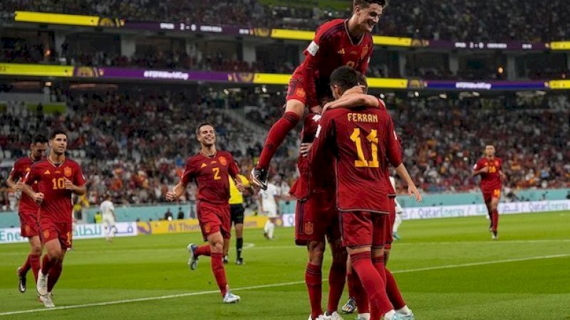 Skuad Spanyol merayakan gol Ferran Torres ke gawang Kosta Rika, Piala Dunia 2022 (c) AP Photo/Alessandra Tarantino