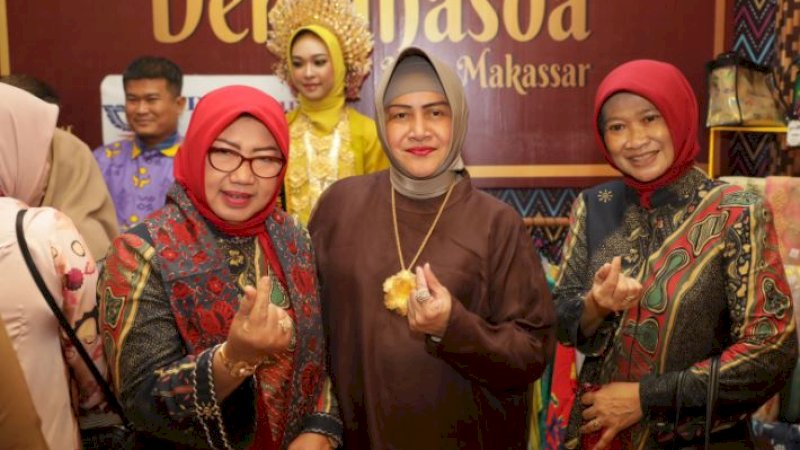 Ketua TP PKK Kota Makassar yang juga Ketua Dekranasda Kota Makassar, Indira Jusuf Ismail (tengah).
