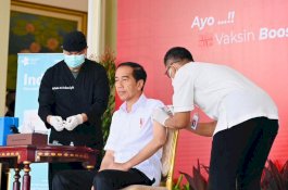 Pakai IndoVac, Presiden Jokowi Resmi Vaksin Covid-19 Dosis Keempat