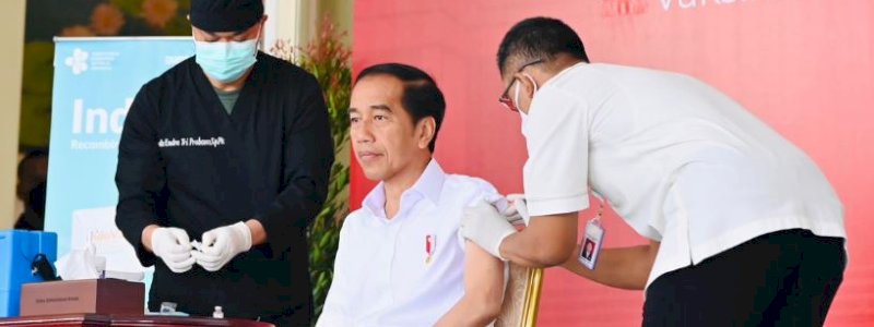 Pakai IndoVac, Presiden Jokowi Resmi Vaksin Covid-19 Dosis Keempat