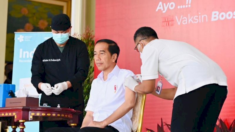 Presiden Joko Widodo (Jokowi) telah disuntik vaksinasi booster dosis kedua atau vaksinasi dosis keempat Covid-19. (Foto: BPMI Setpres)