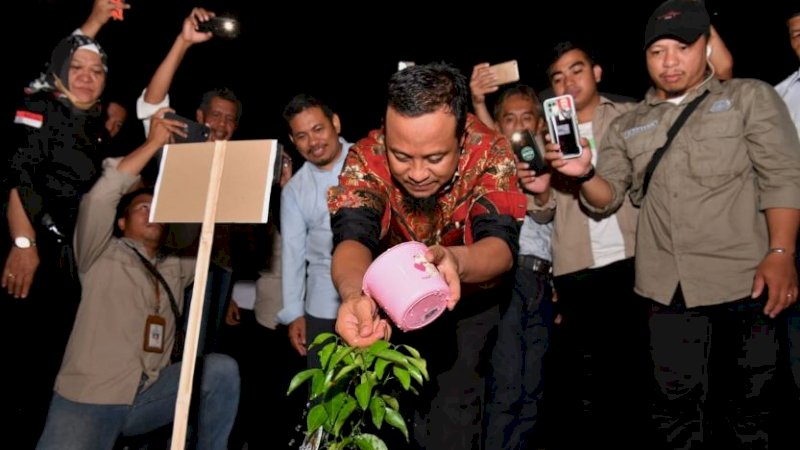 Gubernur Sulawesi Selatan (Sulsel), Andi Sudirman Sulaiman, saat menanam bibit jeruk keprok Selayar yang ke-100 ribu di Masjid Agung Al-Umaraini, Kabupaten Kepulauan Selayar, Rabu (23/11/2022).