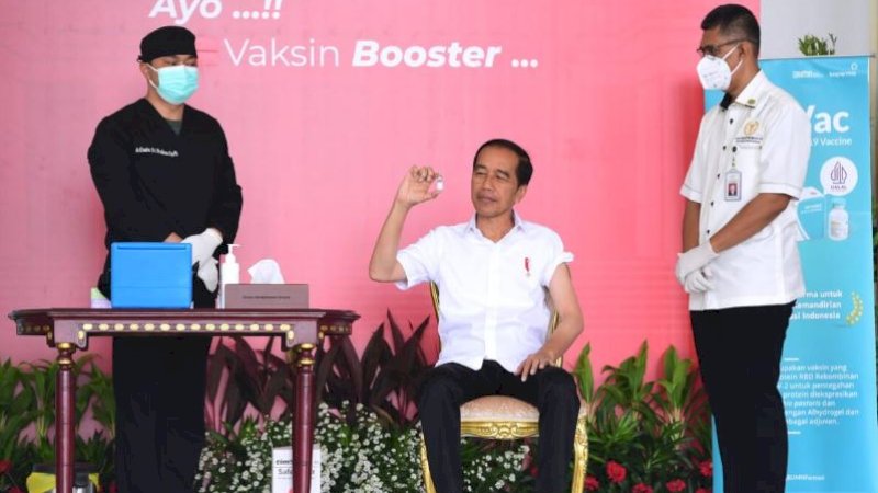 Presiden Joko Widodo (Jokowi) menerima vaksinasi Covid-19 booster kedua di halaman Istana Kepresidenan Bogor, Jawa Barat, Kamis (24/11/2022). (Foto: BPMI Setpres)