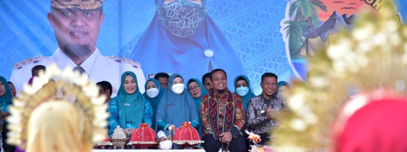 Gubernur Andi Sudirman Bagikan Bibit Jeruk Keprok di Selayar