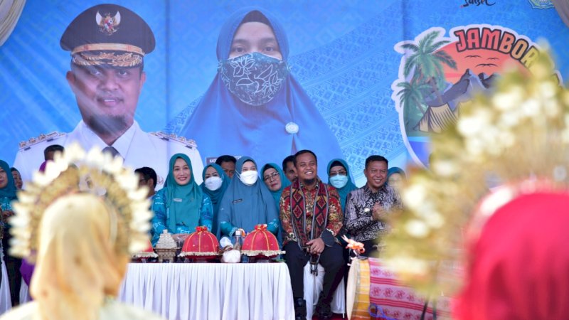 Gubernur Andi Sudirman Bagikan Bibit Jeruk Keprok di Selayar