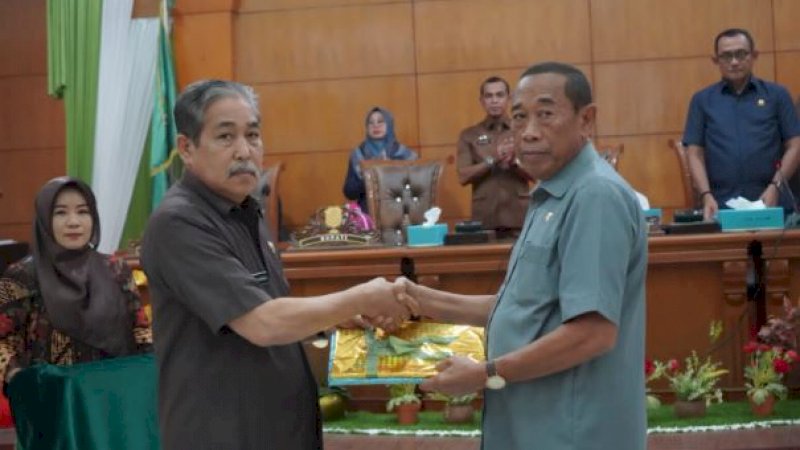 Penyerahan ketiga rancangan peraturan daerah (ranperda) dilakukan saat rapat paripurna di Kantor Dewan Perwakilan Rakyat Daerah (DPRD) Kabupaten Sidrap, Jumat (25/11/2022).