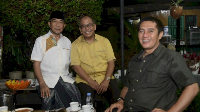 Ilham Arief Sirajuddin atau IAS (tengah), bersama Syamsu Rizal (kanan), dan Zainuddin, di Kota Benteng, Kabupaten Kepulauan Selayar, Kamis (24/11/2022) malam. 