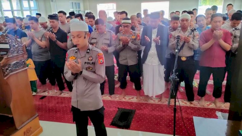Salat gaib digelar di Masjid At-Taqwa Polres Wajo, Kabupaten Wajo Sulawesi Selatan, Jumat, (25/11/2022). 