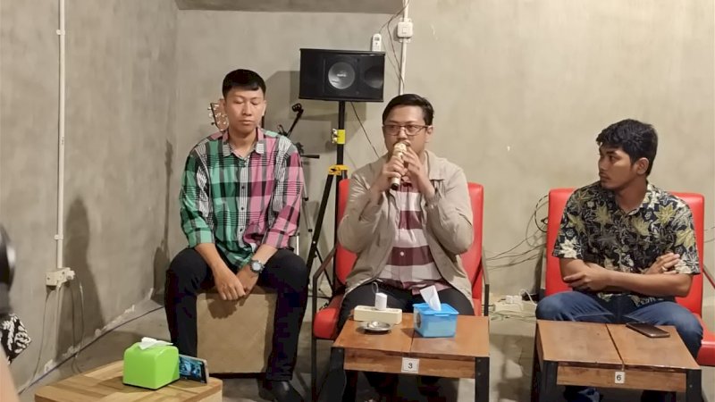 Eks Kepala Pimpinan Bulog Cabang Pinrang, Radyto W Putra Sikado (tengah) saat melakukan press conference di Makassar pada Jumat (25/11).