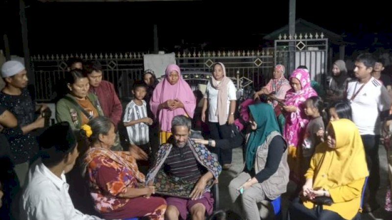Sudarmin (51), warga Dusun Mangkaluku, Desa Malimbu, Kecamatan Sabbang, Kabupaten Luwu Utara (Lutra), kembali bertemu keluarga, Jumat (25/11/2022) malam).