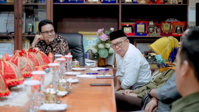 Bupati Barru, Suardi Saleh (kiri), saat menerima kunjungan komisioner KPU Kabupaten Barru, Jumat (25/11/2022).