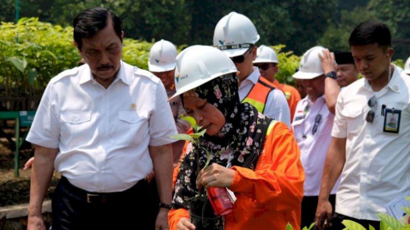 Kunjungan Menteri Koordinator Bidang Kemaritiman dan Investasi, Luhut Binsar Pandjaitan (kiri), di area di dalam Blok Sorowako, Kabupaten Luwu Timur, Sulawesi Selatan.