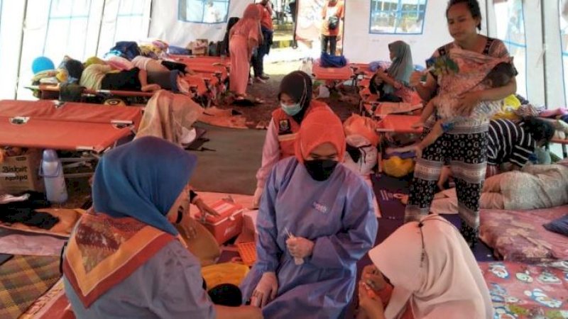 Tenaga kesehatan (nakes) telah disebar pada titik pengungsian pascagempa magnitudo 5,6 di Kabupaten Cianjur, Jawa Barat, untuk mendukung pelayanan kesehatan warga terdampak. (Foto: (Pusat Krisis Kementerian Kesehatan RI)