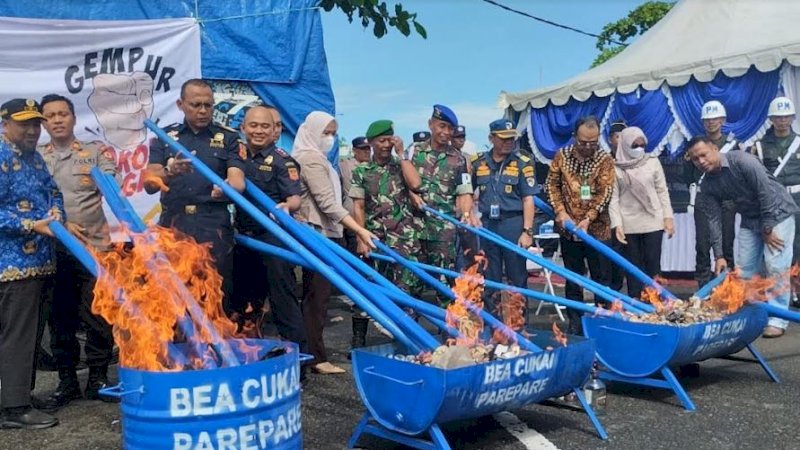 Pemusnahan rokok ilegal dan puluhan botol minuman keras impor dilakukan di area Pelabuhan Nusantara, Kota Parepare, Sulawesi Selatan, Selasa (29/11/2022). 