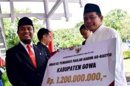 Gubernur Sulsel Serahkan Hibah Rp1,2 M untuk Masjid Harun Ar-Rasyid di Gowa