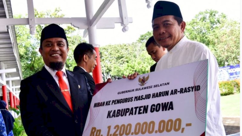 Gubernur Sulawesi Selatan (Sulsel), Andi Sudirman Sulaiman (kiri), menyerahkan bantuan dana hibah secara simbolis kepada Ketua Pengurus Masjid Harun Ar-Rasyid Bontomarannu, Karsudin.