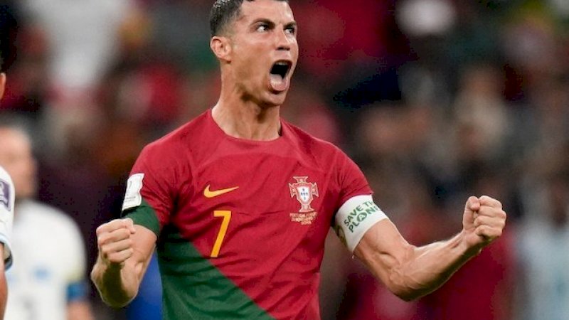 Cristiano Ronaldo merayakan gol pembuka Portugal di laga Piala Dunia 2022 versus Uruguay, Selasa (29/11/2022) (c) AP Photo/Aijaz Rahi