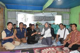 Giliran Bantaeng Yayasan Hadji Kalla Serahkan 30 Bibit Pohon dan 2000 Biji Alpukat ke Petani