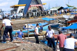 TNI AL di Makassar Laksanakan Program Laut Bersih Jelang HUT Armada RI