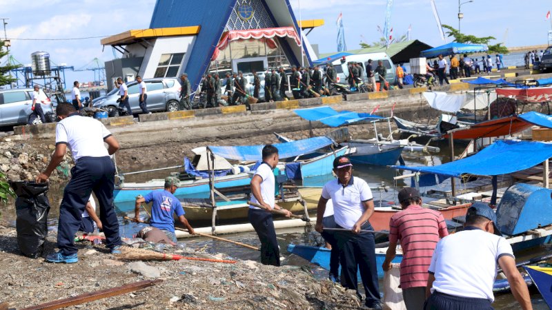 TNI AL di Makassar Laksanakan Program Laut Bersih Jelang HUT Armada RI