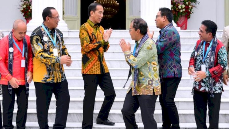 Presiden Joko Widodo (Jokowi) bersama para undangan Kompas 100 CEO Forum 2022 yang berlangsung di Istana Negara, Jumat (2/12/2022).