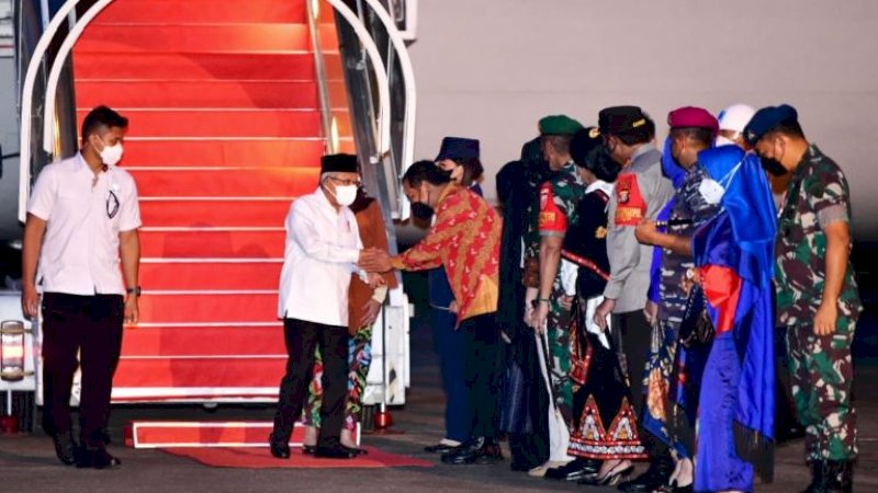 Penjemputan Wakil Presiden (Wapres) RI, Ma'ruf Amin, di Pangkalan Udara TNI AU Sultan Hasanuddin, Kabupaten Maros, Jumat (2/12/2022).