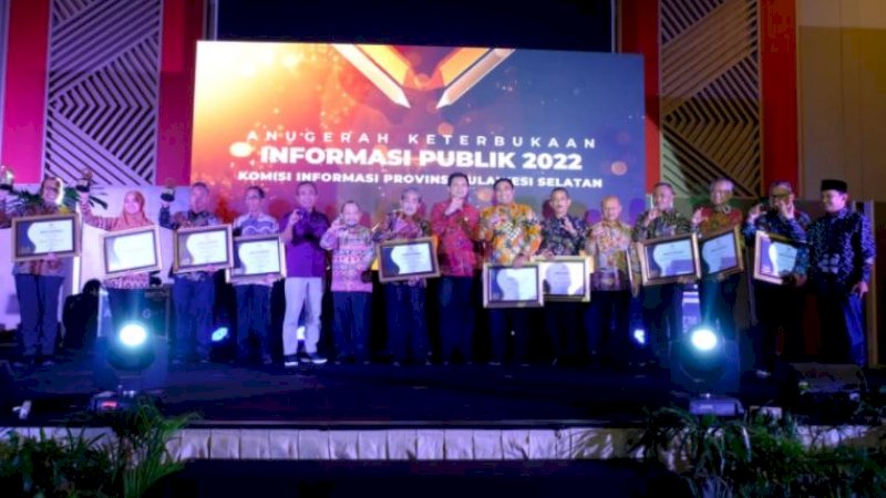 Penyerahan penghargaan Anugerah Keterbukaan Informasi Publik 2022 dari Komisi Informasi (KI) Provinsi Sulawesi Selatan (Sulsel) di Hotel Claro, Jalan A.P. Pettarani, Kota Makassar, Jumat (2/12/2022) malam.