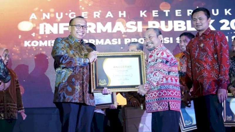 Sekda Kota Parepare, Iwan Asaad (kiri), saat menerima penghargaan dari Asisten III Bidang Administrasi, Tautoto Tana Ranggina, pada malam penganugerahan yang berlangsung di Hotel Claro, Jalan A.P. Pettarani, Kota Makassar, Jumat (2/12/2022) malam.