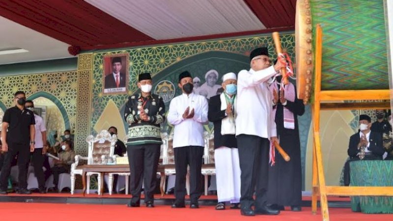 Wakil Presiden (Wapres) RI, Ma'ruf Amin, saat membuka secara resmi 
Muktamar As'adiyah XV di Lapangan Merdeka, Kota Sengkang, Kabupaten Wajo, Sulawesi Selatan (Sulsel), Sabtu (3/12/2022).
