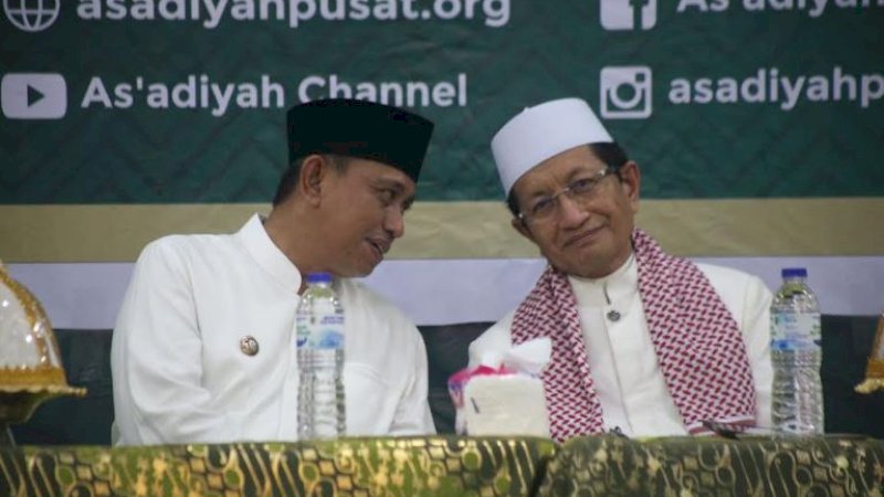 Bupati Wajo, Amran Mahmud (kiri, bersama Nasaruddin Umar yang terpilih sebagai Ketua Umum Pengurus Pusat (PP) Pondok Pesantren (Ponpes) As'adiyah periode 2022-2027.