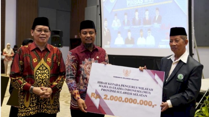 Hibah diberikan pada Rapat Koordinasi Nasional Pusat Inkubasi Bisnis Syariah (Pinbas) MUI yang dilaksanakan di Hotel Four Points by Sheraton, Jalan Andi Djemma, Kota Makassar, Ahad (4/12/2022).